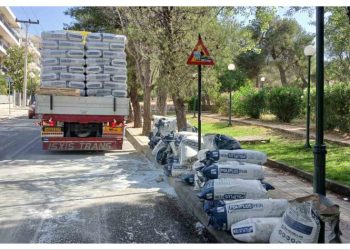 Αποκαταστάθηκε η κυκλοφορία στην 25ης Μαρτίου μετά από πτώση σακιών