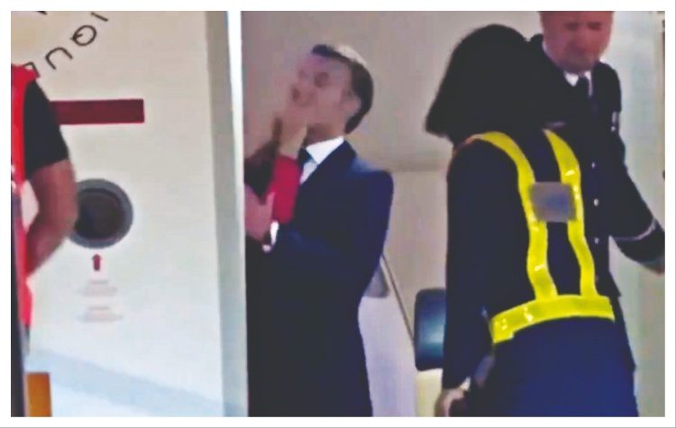 Ζεύγος Μακρόν: Ένα προεδρικό… χαστούκι