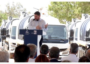 Περιφέρεια Αττικής και ΕΔΣΝΑ παρέδωσαν στους Δήμους 65 νέα ηλεκτρικά απορριμματοφόρα