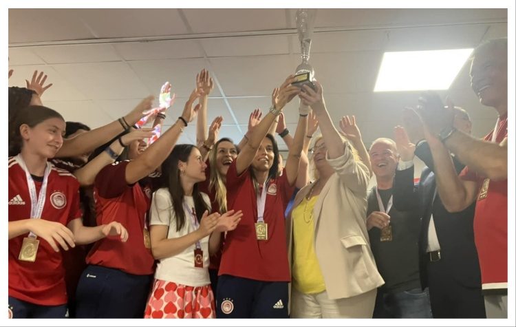 Γυναικείο ποδόσφαιρο: Η ομάδα «Ζωή - Σχολή Ολυμπιακού Πεντέλης» γιόρτασε την άνοδο στη Β’ Εθνική Κατηγορία