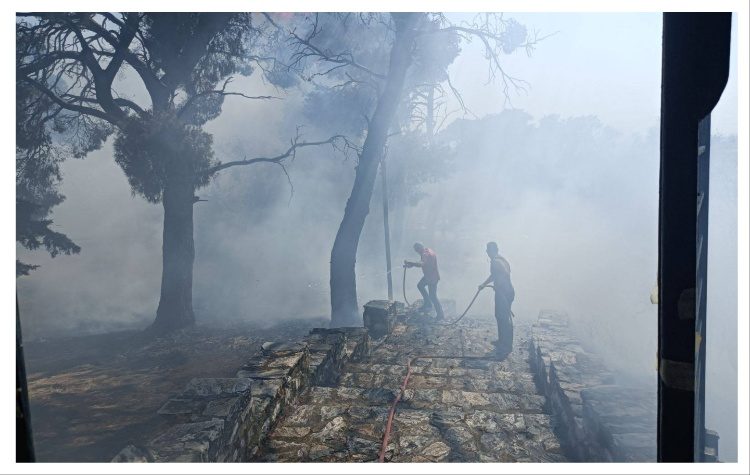 Δημοτική Αρχή: «‘‘Ύποπτη’’ η φωτιά στην Ιερά Μονή Πεντέλης»