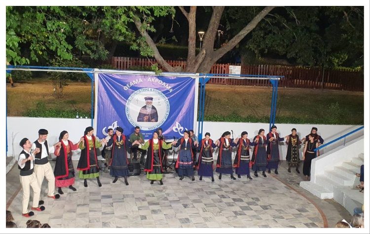 «Στον τόπο τα πατήματα και τα στριφογυρίσματα» στο κατάμεστο Ανοικτό Θεατράκι Μελισσίων