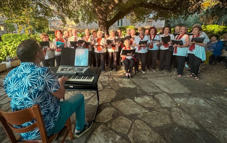 Γιορτή με «χρώμα» καλοκαιριού στα ΚΑΠΗ του Δήμου