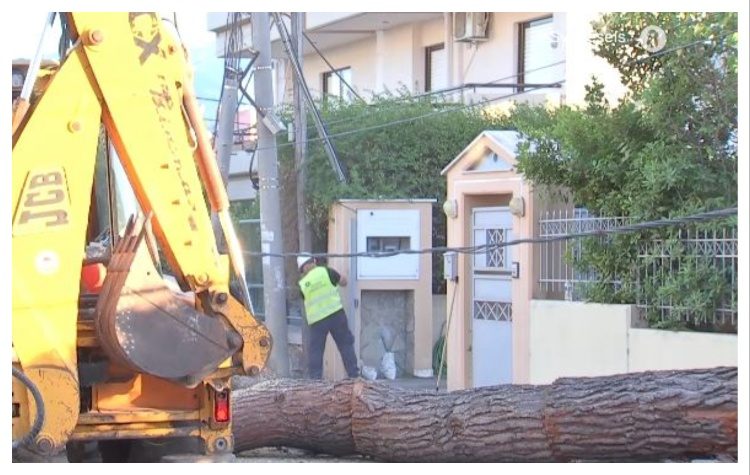 Πτώση δέντρου στην Κηφισιά: Ζημιές και προβλήματα ηλεκτροδότησης