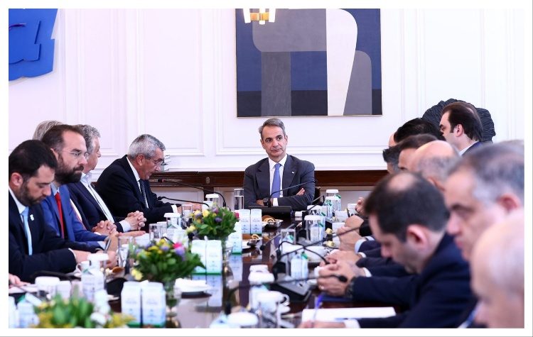Συνάντηση Μητσοτάκη – περιφερειαρχών: «Στοίχημα» το ΕΣΠΑ, «αγκάθι» οι αρμοδιότητες