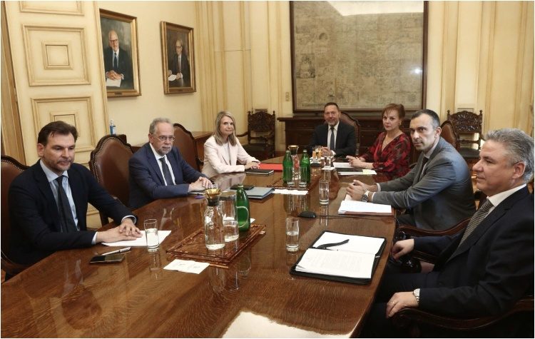 Συνάντηση αντιπροσωπείας ΠΑΣΟΚ με τον Γ. Στουρνάρα