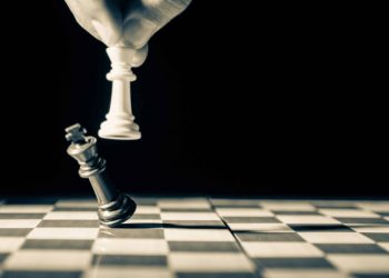 Μονιμότητα, αξιοκρατία και επιστροφή δώρων