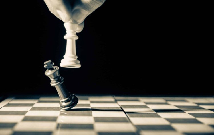 Μονιμότητα, αξιοκρατία και επιστροφή δώρων