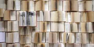 Σπαράγµατα φωνής από έναν τεθνεώτα τοίχο…