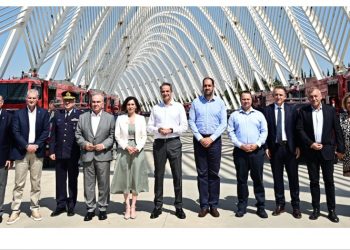 Στην παράδοση 164 νέων οχημάτων στην Πυροσβεστική που τελέστηκε στο ΟΑΚΑ ο πρωθυπουργός