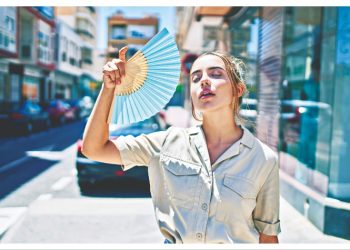 Ο καύσωνας και οι επιπτώσεις του: Υποφέρουν περισσότερο οι γυναίκες στη ζέστη;