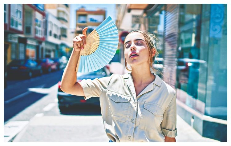 Ο καύσωνας και οι επιπτώσεις του: Υποφέρουν περισσότερο οι γυναίκες στη ζέστη;