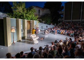 Αίθριο Δημαρχείου Κηφισιάς: Άφθονο γέλιο χάρισε ο «Μανωλάκης… ο βομβιστής»