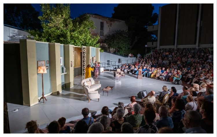 Αίθριο Δημαρχείου Κηφισιάς: Άφθονο γέλιο χάρισε ο «Μανωλάκης… ο βομβιστής»