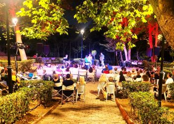 «Μουσική Παρέα στην πλατεία»: Μαγική βραδιά με τη Βάλια Σκούρα!