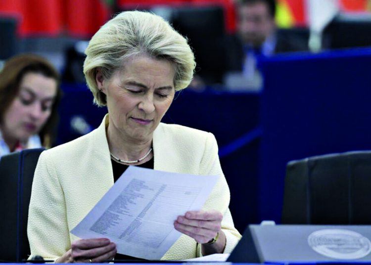 Ούρσουλα φον ντερ Λάιεν: Στα «σχοινιά»…