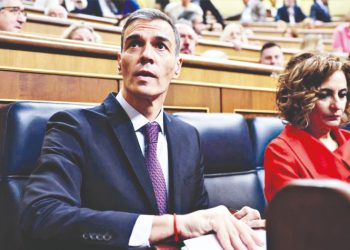 Ισπανία: «Βροχή» παραιτήσεων