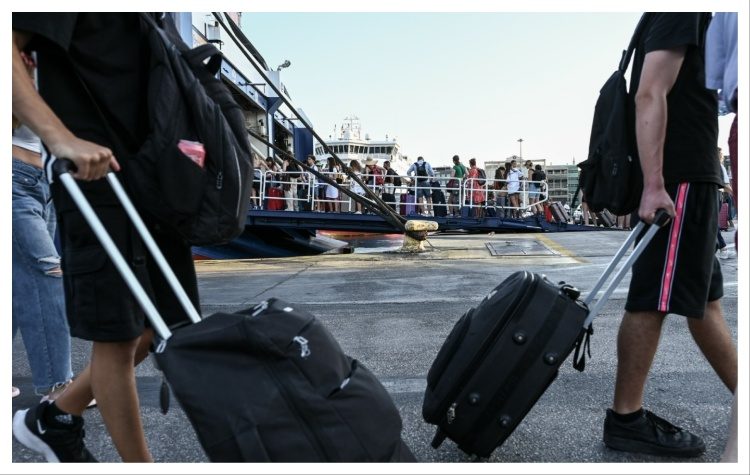 Μεγάλη η έξοδος του Δεκαπενταύγουστου- Αυξημένη η κίνηση στο λιμάνι του Πειραιά