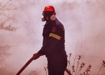 Υπό έλεγχο η πυρκαγιά σε ξερά χόρτα στη Λεωφόρο Αθηνών -Σουνίου στη Βάρη