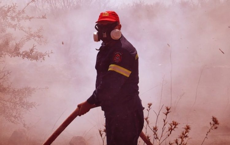 Υπό έλεγχο η πυρκαγιά σε ξερά χόρτα στη Λεωφόρο Αθηνών -Σουνίου στη Βάρη