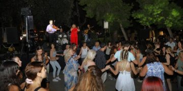 Εορταστική βραδιά για τον Δεκαπενταύγουστο στην Πλατεία Αγίας Λαύρας