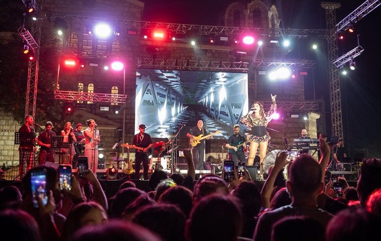 Στέλιος Ρόκκος και Έλενα Παπαρίζου ξεσήκωσαν το κοινό της Μεταμόρφωσης!