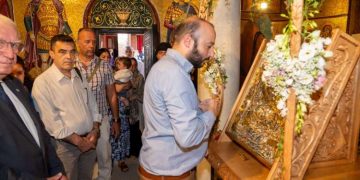 Με κατάνυξη η λιτανεία της εικόνας της Αγίας Ειρήνης Χρυσοβαλάντου στη Λυκόβρυση