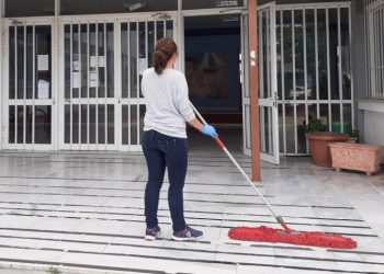 Λαϊκή Συσπείρωση: «Ο Δήμος να πάρει πίσω τον περιορισμό στους σχολικούς καθαριστές»