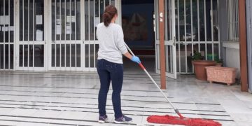 Λαϊκή Συσπείρωση: «Ο Δήμος να πάρει πίσω τον περιορισμό στους σχολικούς καθαριστές»