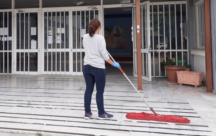 Λαϊκή Συσπείρωση: «Ο Δήμος να πάρει πίσω τον περιορισμό στους σχολικούς καθαριστές»