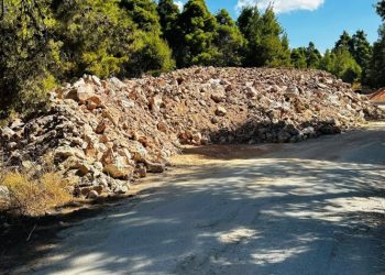 Σύλλογος Διονύσου: «Στο απροχώρητο η κατάσταση με τα μπάζα»