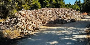 Σύλλογος Διονύσου: «Στο απροχώρητο η κατάσταση με τα μπάζα»