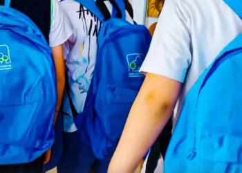 Σχολικές τσάντες από τον Δήμο στα «πρωτάκια» της Αγίας Παρασκευής