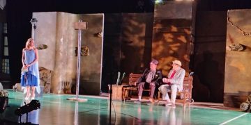 Η παράσταση «Εκείνος κι εκείνος» συγκίνησε το κοινό στο Νέο Κλειστό Γυμναστήριο »Π. Κωσταρέλος»