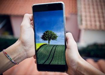 IWG - Νέα έρευνα: Η Gen Z εκπαιδεύει τους μεγαλύτερους σε ηλικία συναδέλφους της στη χρήση Τεχνητής Νοημοσύνης, ενισχύοντας την παραγωγικότητα και τη συνεργασία