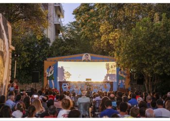 Πρεμιέρα για τον Καραγκιόζη και την παρέα του στο γεμάτο προαύλιο του Σπαθάρειου Μουσείου