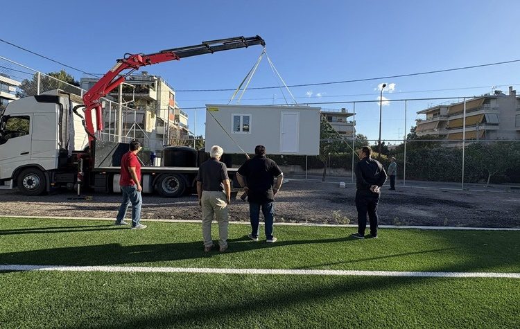 Τοποθετήθηκαν αποδυτήρια στο Δημοτικό Προπονητήριο στο Νέο Ψυχικό