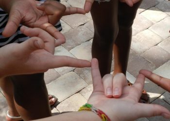 Επανέρχονται τα μαθήματα νοηματικής γλώσσας σε μικρούς και μεγάλους