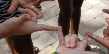 Επιστρέφουν τα μαθήματα νοηματικής γλώσσας σε μικρούς και μεγάλους