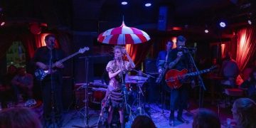 H sold out παράσταση «Ομπρέλα να πάρεις» στην Αθήνα