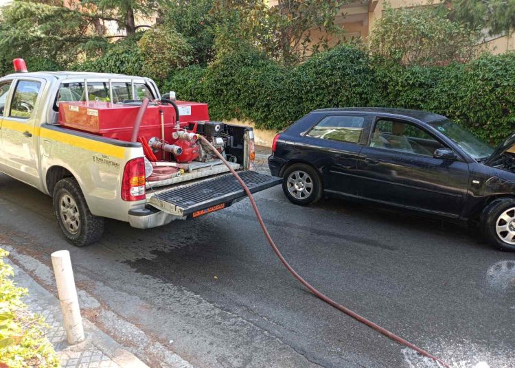 Άμεση επέμβαση της Πολιτικής Προστασίας σε περιστατικό φωτιάς σε αυτοκίνητο