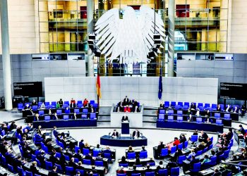 Γερμανία: Τριγμοί για τη θητεία