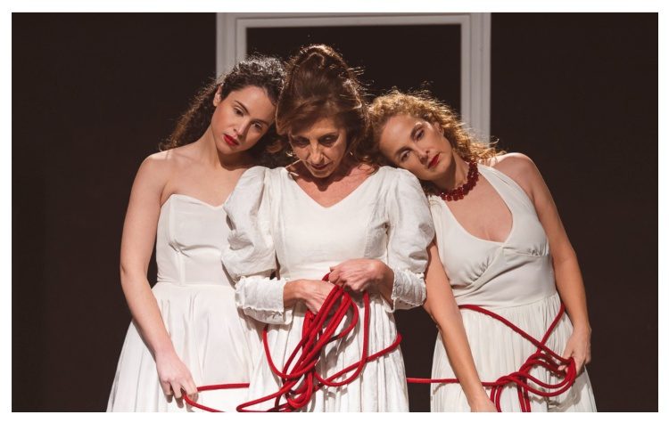 «Μονόκλινο σε Μπουάτ», η παράσταση που κέρδισε το κοινό επιστρέφει για 2η χρονιά