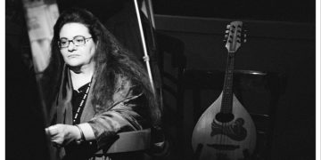 «Σκληρές βιολέτες»: Η Νένα Βενετσάνου για τέσσερις παραστάσεις, στην Αμαξοστοιχία-Θέατρο το Τρένο στο Ρουφ