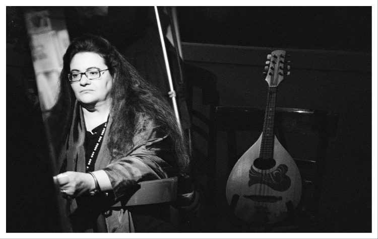 «Σκληρές βιολέτες»: Η Νένα Βενετσάνου για τέσσερις παραστάσεις, στην Αμαξοστοιχία-Θέατρο το Τρένο στο Ρουφ