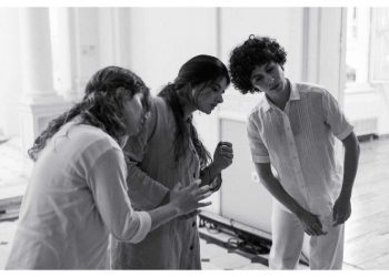 ΑΕΡΟΦΥΤΑ- Mια τελετουργική περφόρμανς για τον ξεριζωμό, την απώλεια και την ανθεκτικότητα