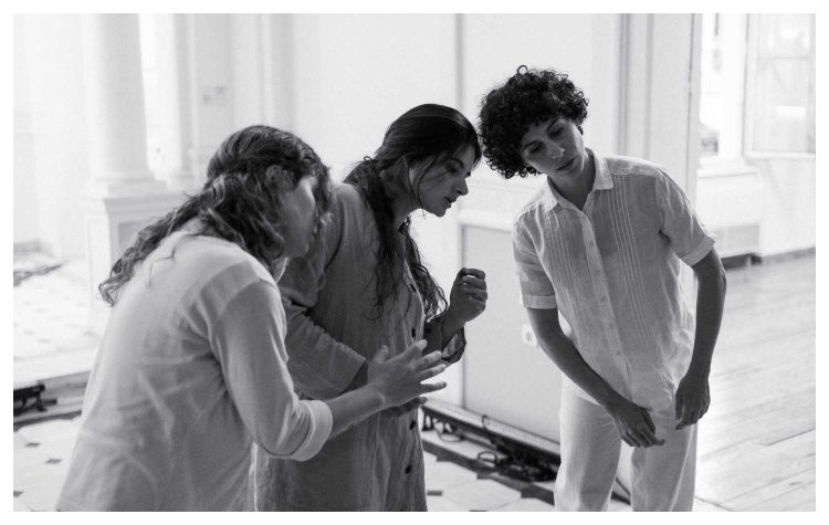 ΑΕΡΟΦΥΤΑ- Mια τελετουργική περφόρμανς για τον ξεριζωμό, την απώλεια και την ανθεκτικότητα