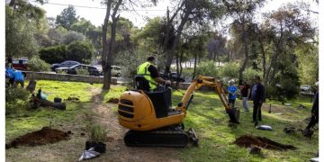 Μικροί και μεγάλοι δενδροφύτευσαν τα αλσύλλια της Νέας Λέσβου Αμαρουσίου