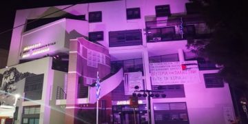 Το «ροζ» χρώμα της ελπίδας φώτισε το δημαρχείο Νέας Φιλαδέλφειας – Νέας Χαλκηδόνας