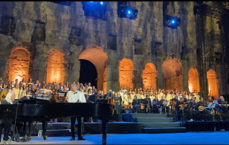 Λαμπερή παρουσία της χορωδίας του Δήμου στο Ηρώδειο